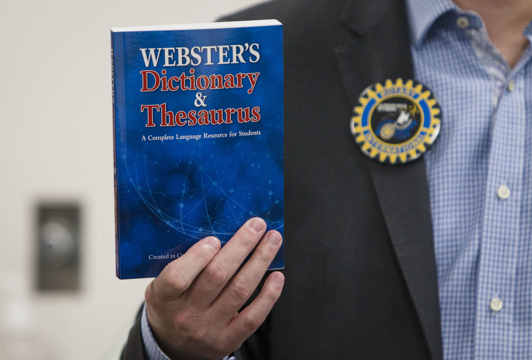 Rotary Clubs gives dictionaries to elementary kids